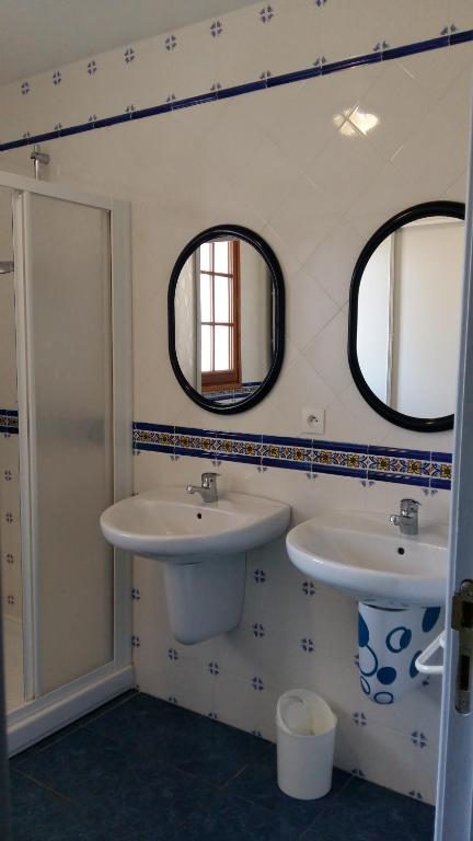 ein Badezimmer mit zwei Waschbecken und zwei Spiegeln in der Unterkunft Grands appartement à Ciboure in Ciboure