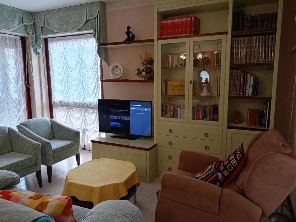 salon z telewizorem w półce na książki w obiekcie CASA PERLA w mieście Monfalcone