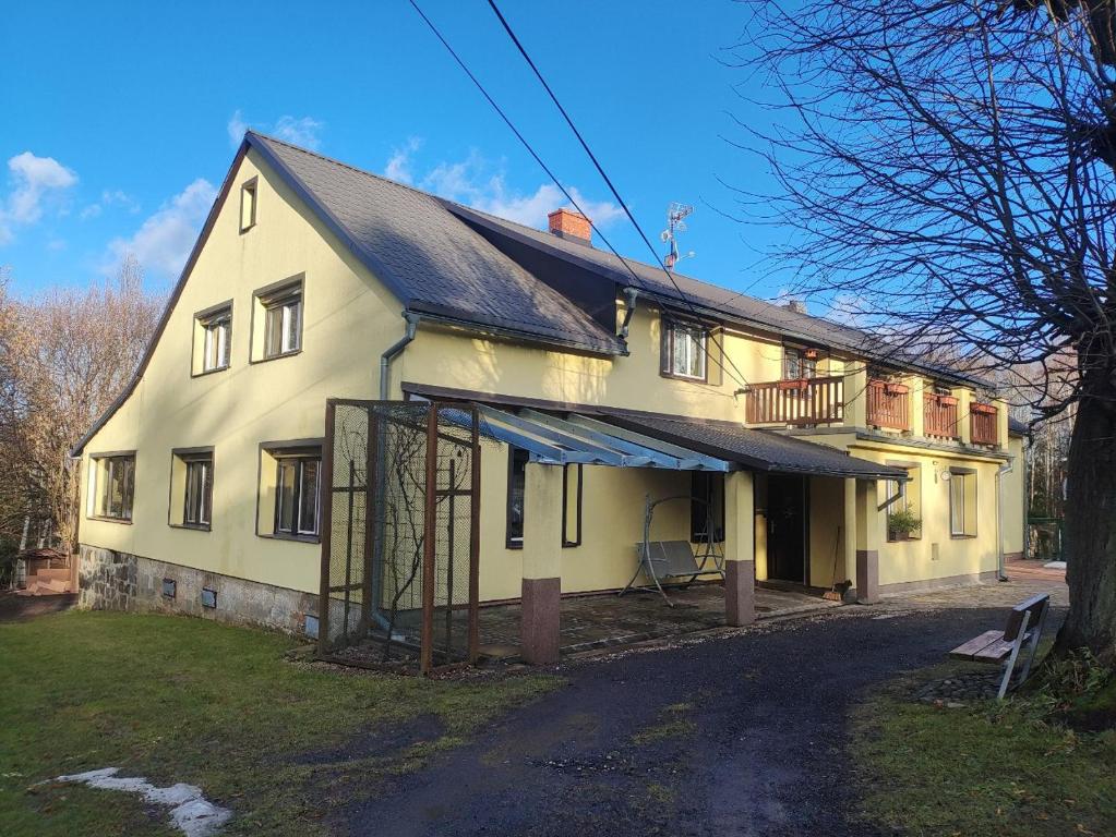 ein großes weißes Haus mit Balkon darüber in der Unterkunft Na Kopci 84 in Staré Křečany