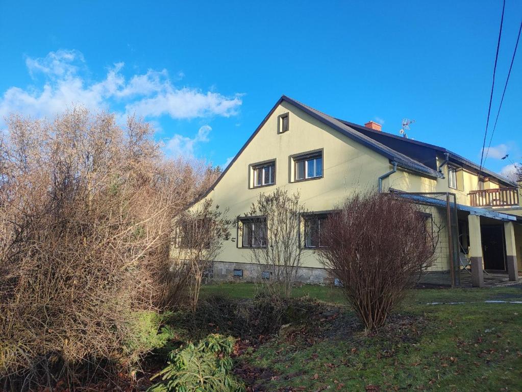 Na Kopci 84 - Apartment With Garden View