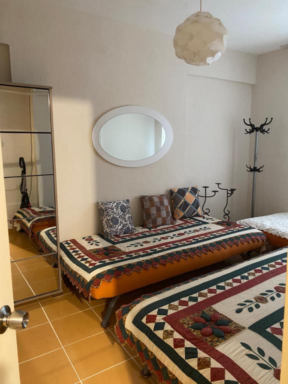 1 dormitorio con 2 camas y espejo en Nature view, walking distance to the beach, en Özdere