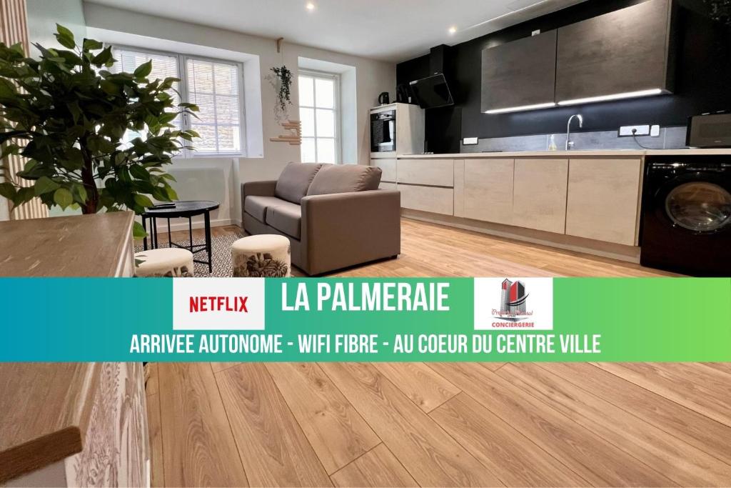 un'immagine di una cucina con divano e tavolo di LA PALMERAIE -wifi fibre- centre ville -PROPERTY RENTAL NM a Fontenay-le-Comte