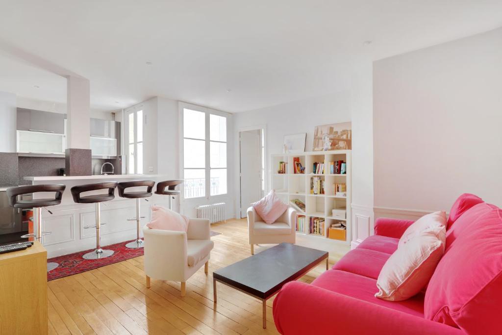 a living room with a red couch and chairs at UNESCO-SUFFREN in Paris