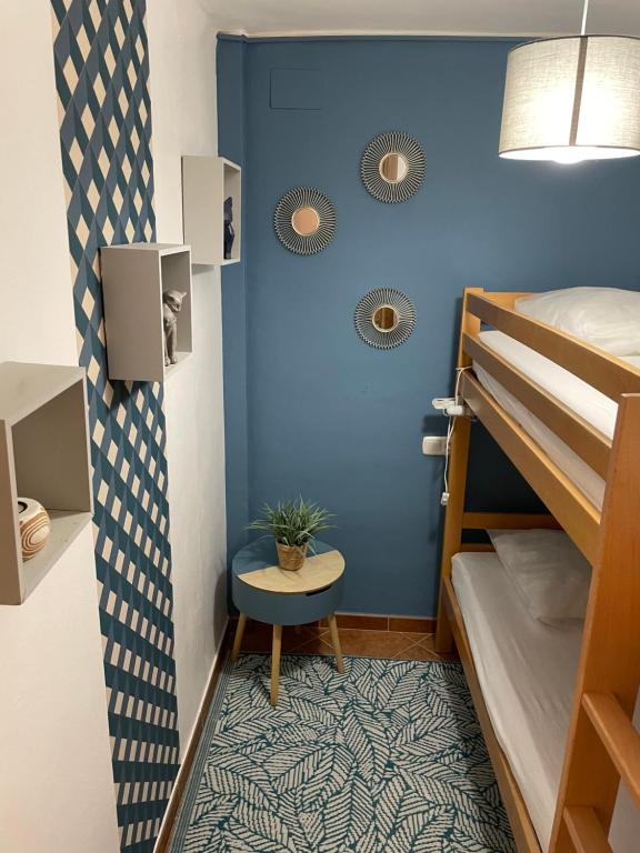 A bed or beds in a room at Bahia 1-2-21 1 ère ligne mer à Empuriabrava