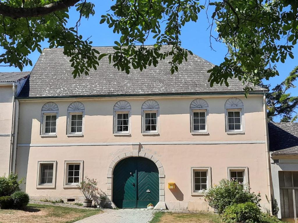 a large white house with a green door at Gästehaus Parkfrieder 