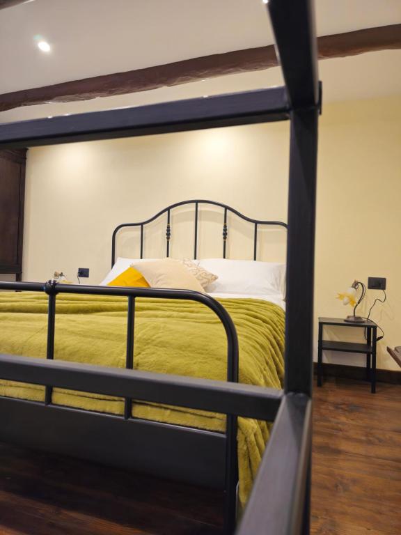 una camera con letto a castello e lenzuola gialle di Le Moire Apartments a Ercolano