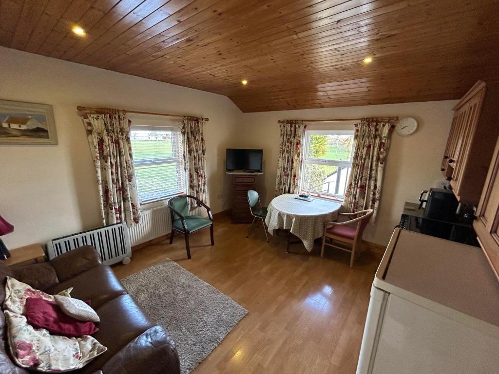 - un salon avec un canapé et une table dans l'établissement Tara Vista Apartment, à Navan