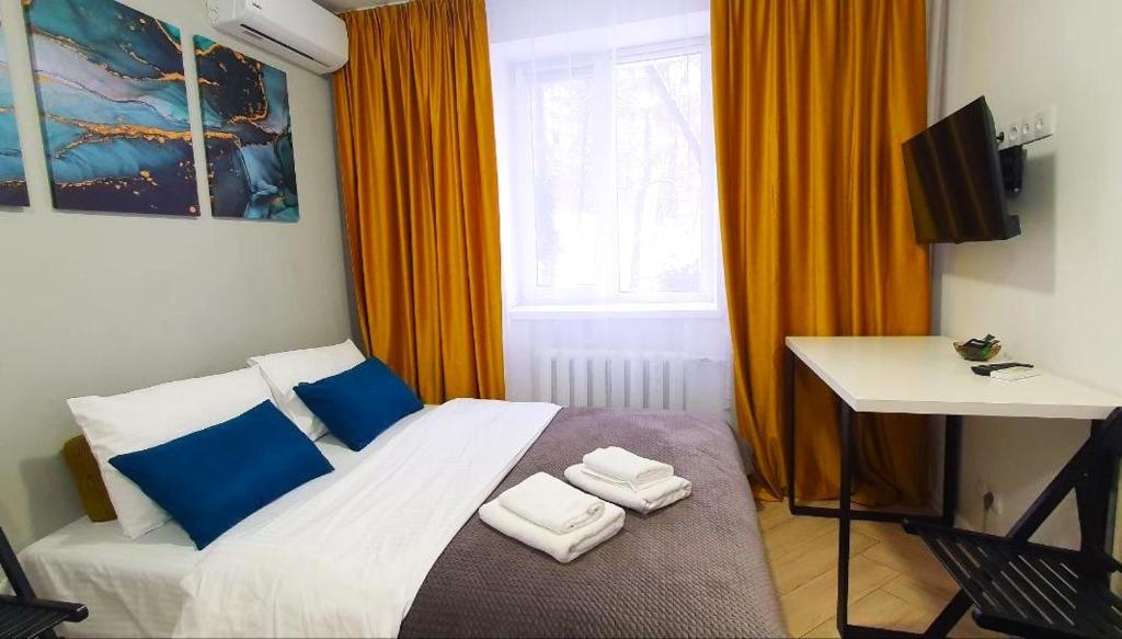 um quarto com uma cama com toalhas em MYFREEDOM Апартаменти вул Євгенія Коновальця15 em Kiev