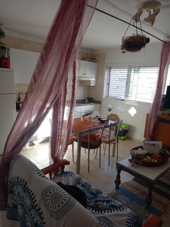 a living room with a table and a dining room at Mística INTERNET in Arona