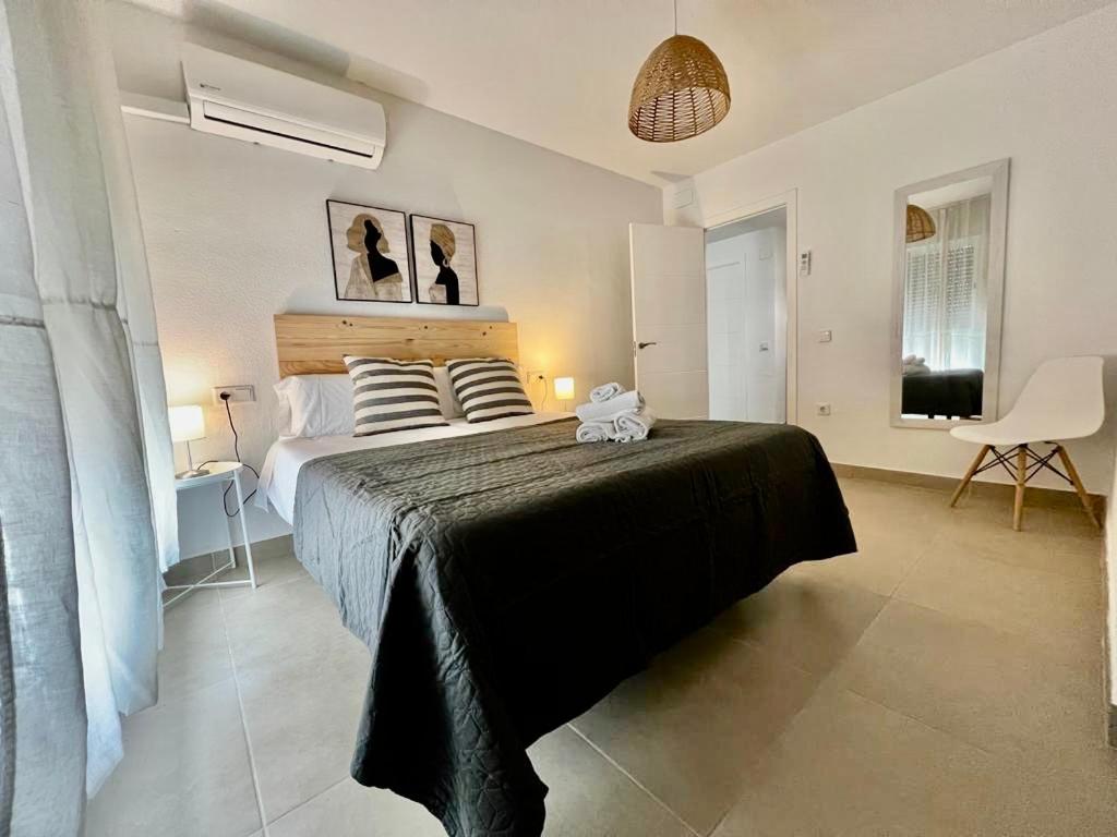 1 dormitorio con 1 cama grande en una habitación en Apartamento Corte Ingles en Córdoba