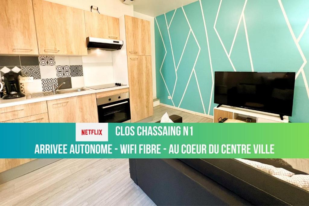 uma imagem de uma cozinha com uma televisão em LE CLOS CHASSAING N1 - Wifi - Centre ville-PROPERTY RENTAL NM em Périgueux