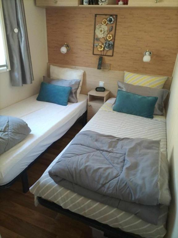 two twin beds in a room at Village l oasis in Puget-sur-Argens