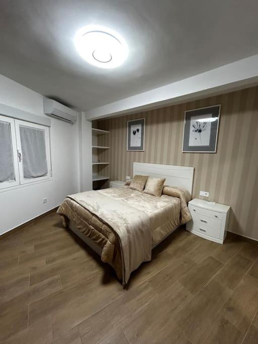 1 dormitorio con 1 cama grande y vestidor blanco en El Coso, en Santa Cruz de la Zarza