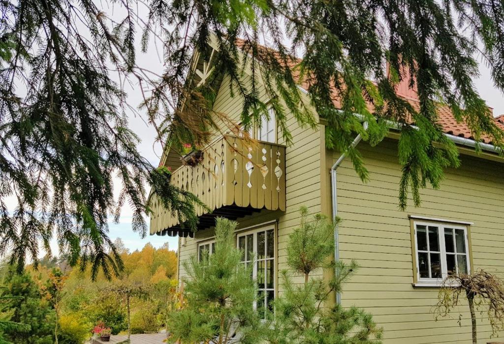 ein Haus mit einem Balkon an der Seite in der Unterkunft North Lake Villa Plateliai in Plateliai