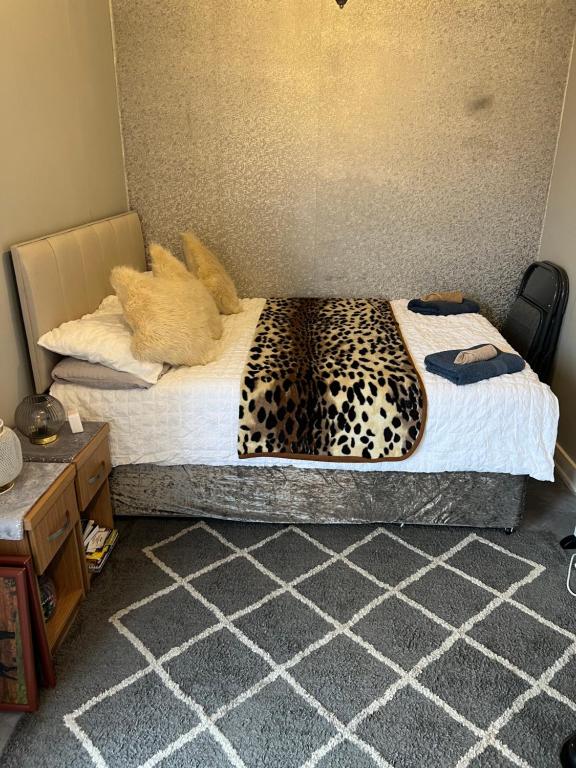 Un pat sau paturi într-o cameră la Craigellachie Cabin