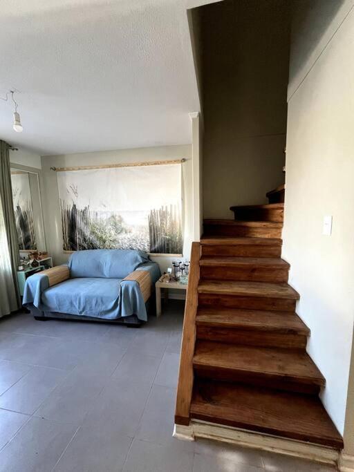 um quarto com uma cama e uma escada num quarto em Acogedor hogar en Rinconada de los Andes em Rinconada de los Andes