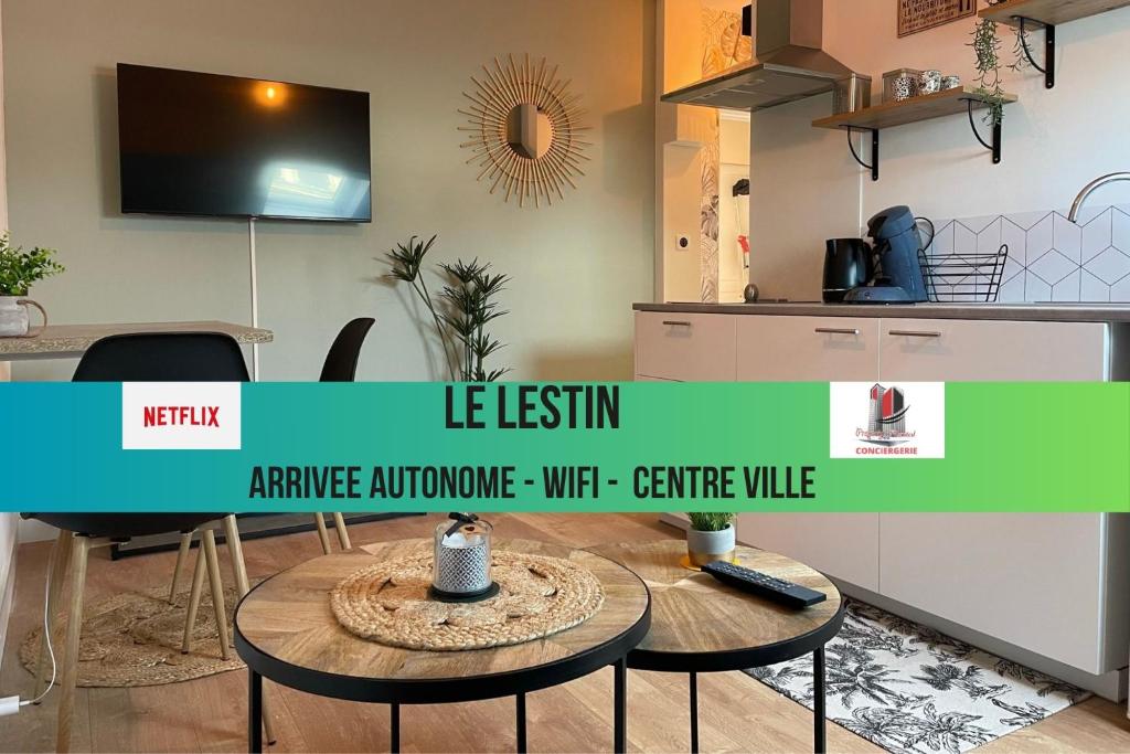Il comprend une cuisine et un salon avec une table. dans l'établissement LE LESTIN - Wifi - Centre ville - PROPERTY RENTAL NM, à Périgueux