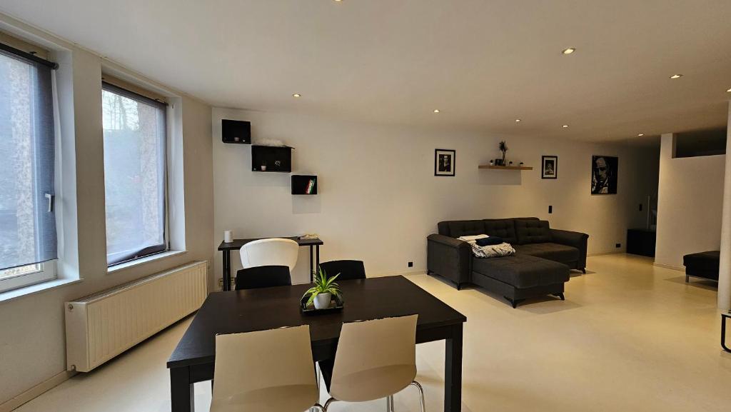 Luise Hollywood - One-Bedroom Apartment