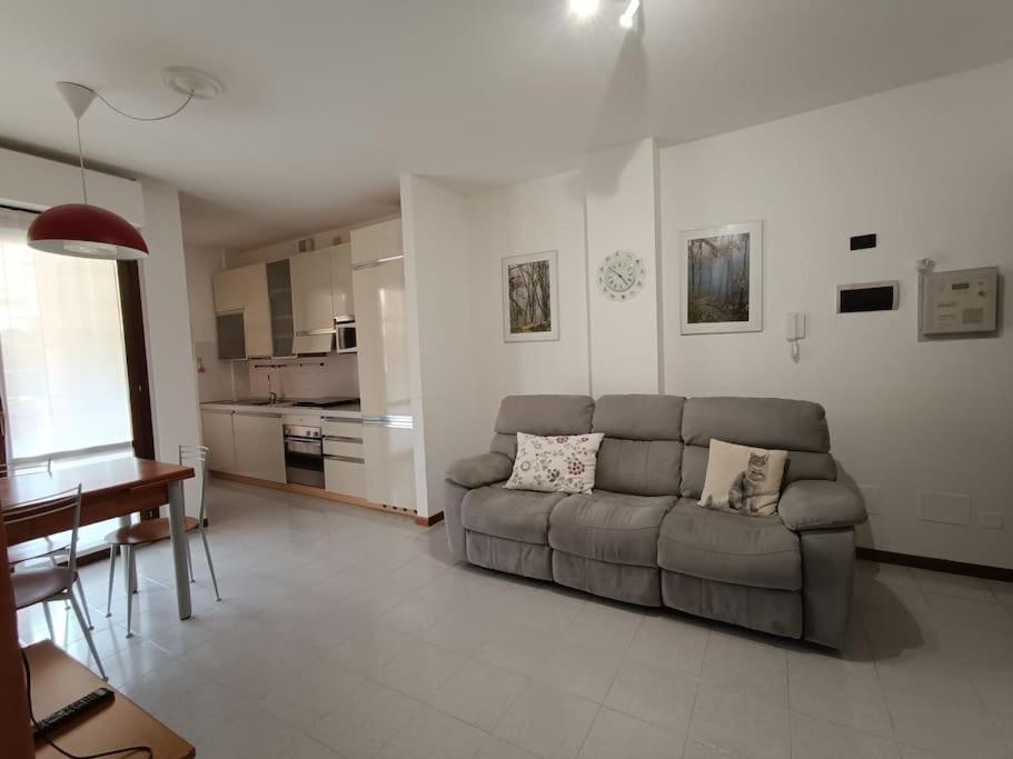 een woonkamer met een bank en een tafel bij La casetta a Gorgonzola in Gorgonzola