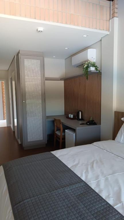 Cama ou camas em um quarto em Village Du Lac Hotel