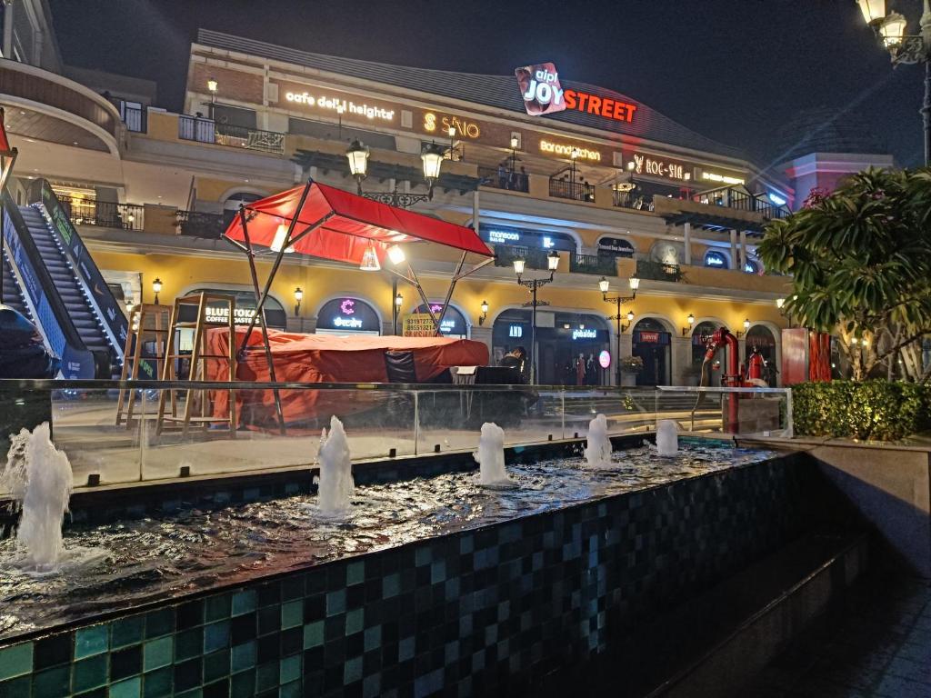 Bazén v ubytování Luxury l Studio @ Sector-66 Central Gurgaon nebo v jeho okolí