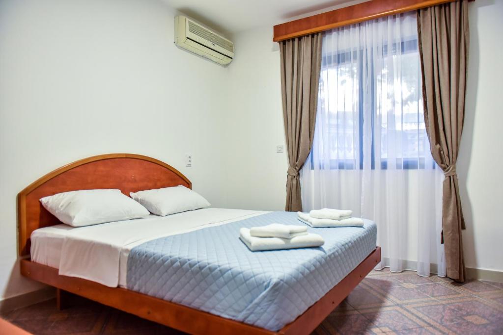 Postel nebo postele na pokoji v ubytování Apartmani Danica Sutomore