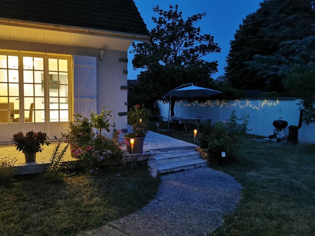 Dārzs pie naktsmītnes Maison cosy, RER direct PARIS et STADE DE FRANCE, proche ORLY