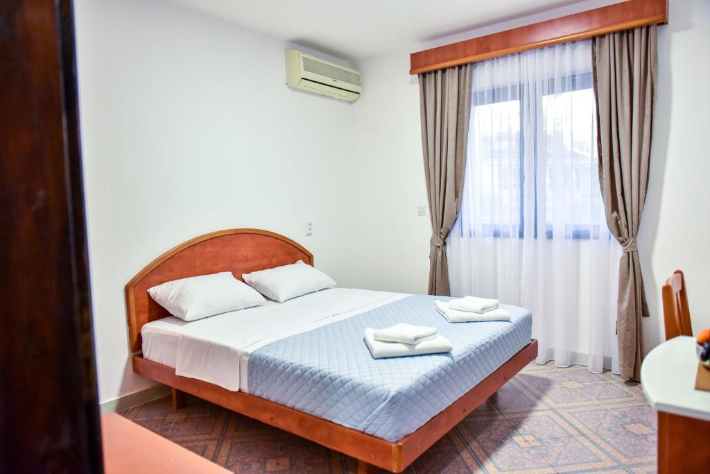 Postel nebo postele na pokoji v ubytování Apartmani Danica Sutomore