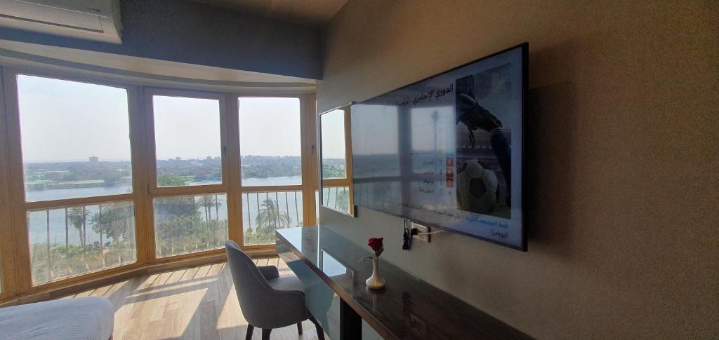 TV a/nebo společenská místnost v ubytování Grand Bayan Hotel & Apt at Nile Plaza
