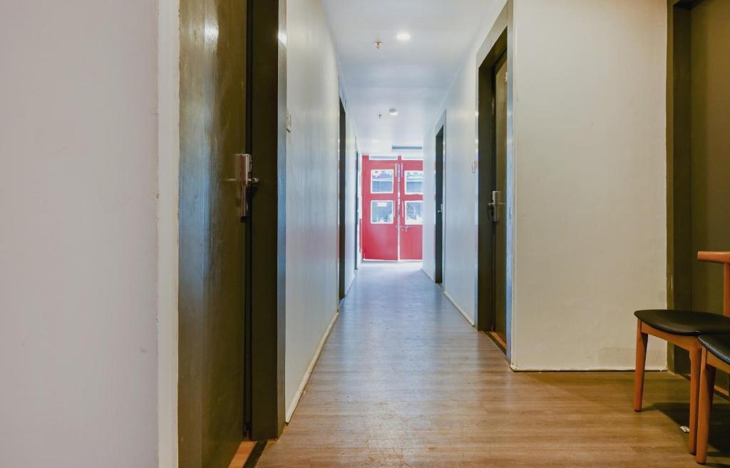 korytarz z czerwonymi drzwiami w budynku w obiekcie Townhouse Hi5 Aditya International w mieście Bhubaneswar