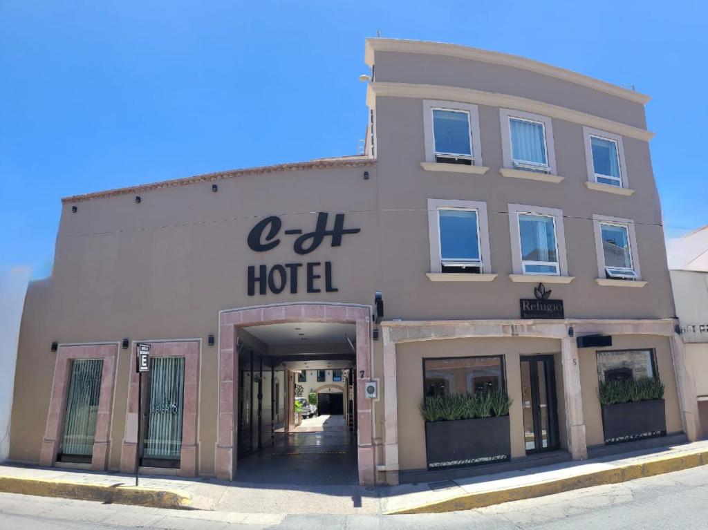 un bâtiment avec un hôtel sur son côté dans l'établissement Hotel CH, à Guadalupe