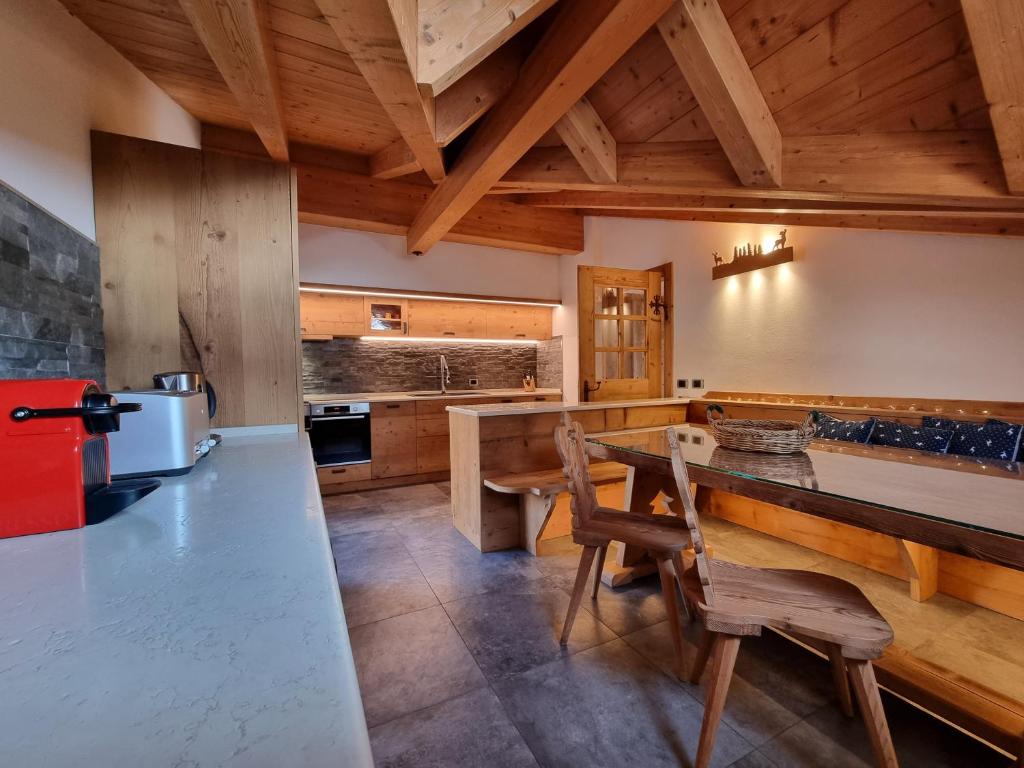 Ett kök eller pentry på Casa Panoràma in the heart of the Dolomites, Moena
