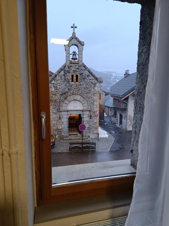 Nespecifikovaný výhled na hory nebo výhled na hory při pohledu z hostelu
