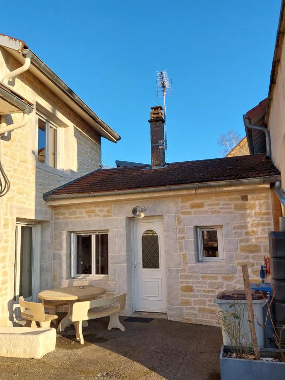 a building with a picnic table in front of it at Gite du Hameau in Voiteur