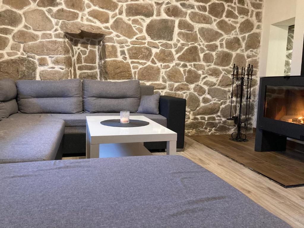 - un salon avec un canapé et une cheminée dans l'établissement Chata Tereza, à Merklín