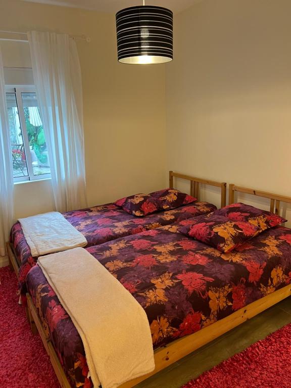 una camera da letto con un letto con un piumone colorato di River Place a Porto