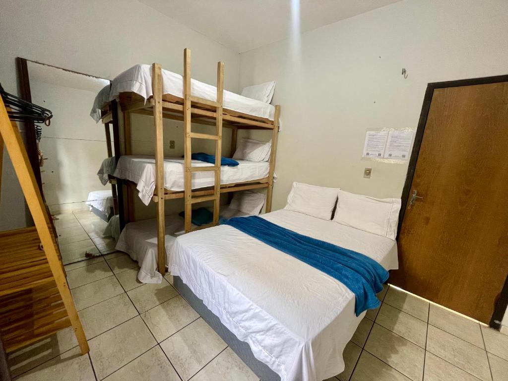 1 dormitorio con 2 literas en una habitación en Mini Hostel, en Tutóia