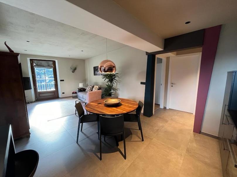 A television and/or entertainment centre at Casa di Sant'Anselmo Aosta - Il Parco