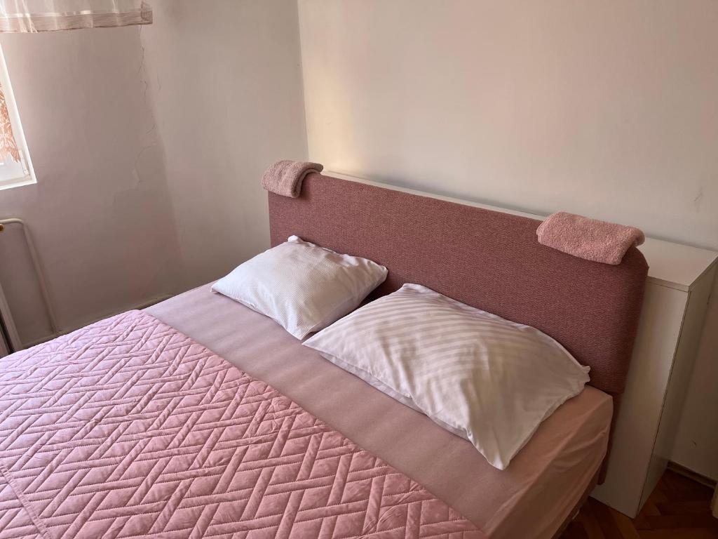 Rúm í herbergi á Kobran