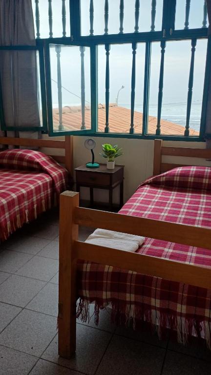 ワンチャコにあるJulia houseのビーチの景色を望むベッドルーム1室(ベッド2台付)が備わります。