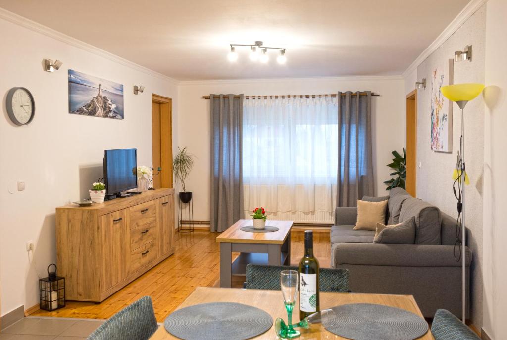 TV a/nebo společenská místnost v ubytování Vesna