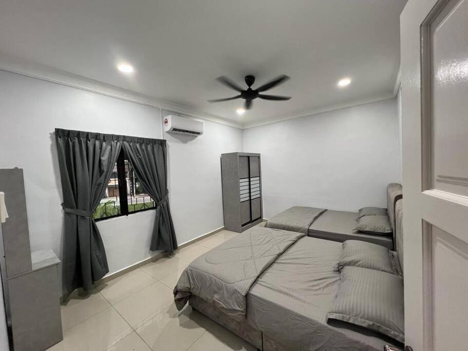 Ένα ή περισσότερα κρεβάτια σε δωμάτιο στο Sunlight Homestay Selandar Melaka