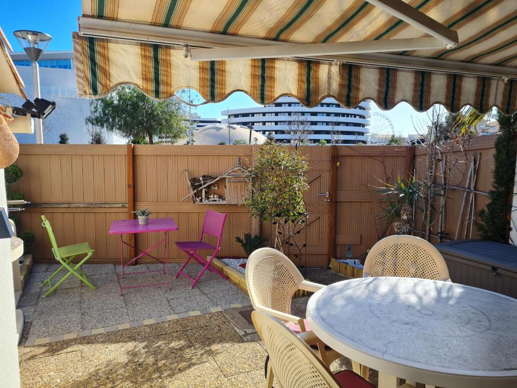 d'une terrasse avec une table et des chaises sur un balcon. dans l'établissement Appartement cap d agde, au Cap d'Agde