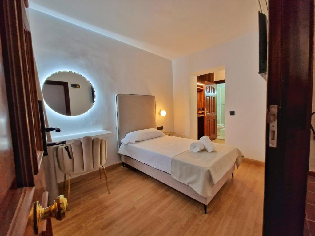 Postel nebo postele na pokoji v ubytování HOSTAL HS CEHEGIN
