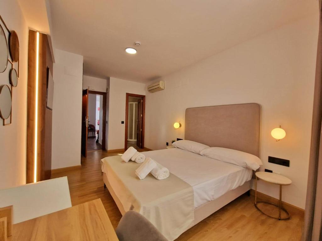 Postel nebo postele na pokoji v ubytování HOSTAL HS CEHEGIN