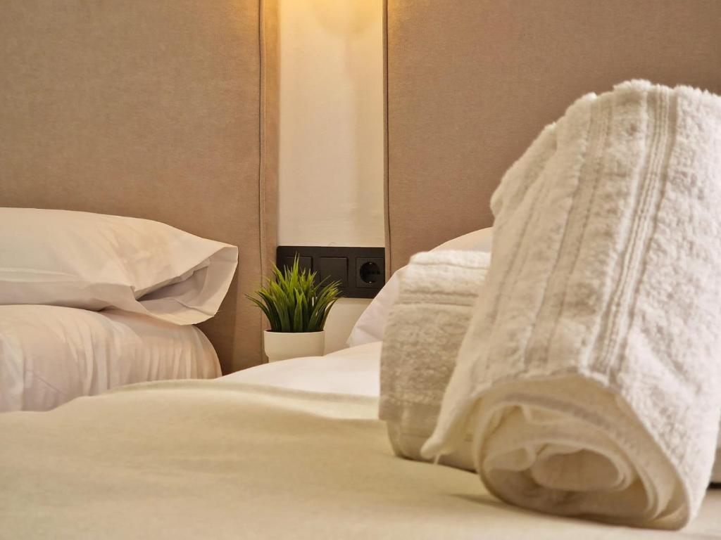Postel nebo postele na pokoji v ubytování HOSTAL HS CEHEGIN
