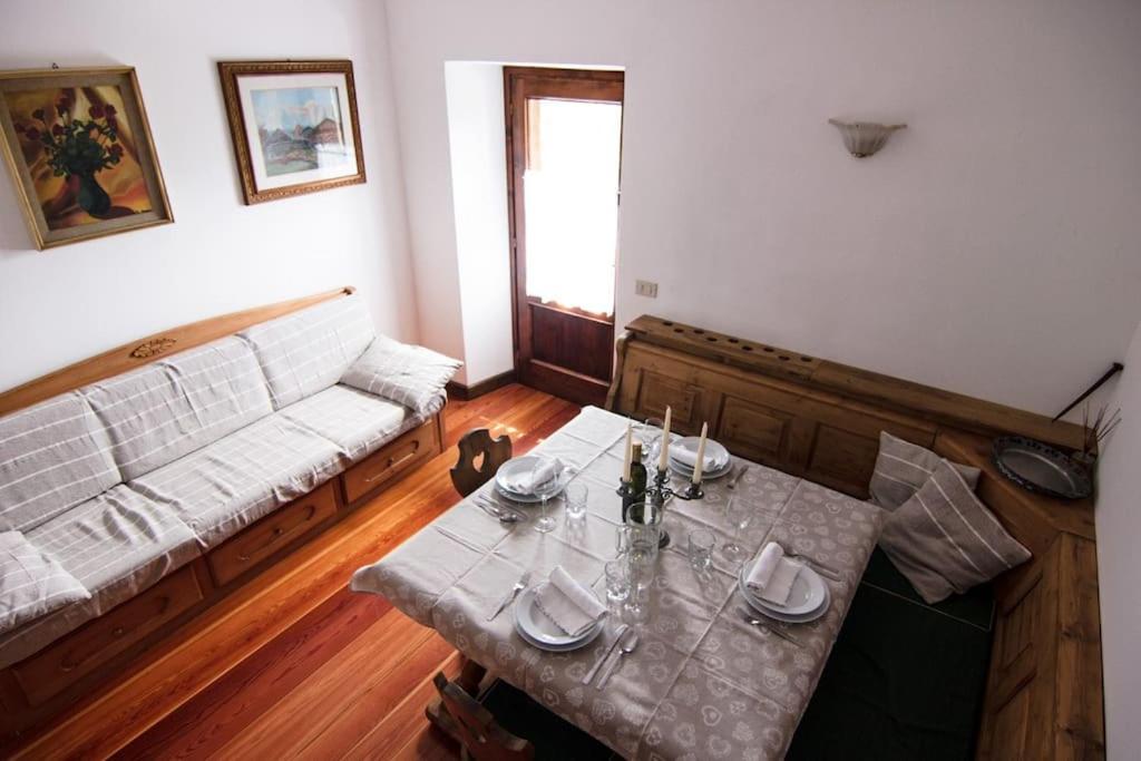 ein Wohnzimmer mit einem Tisch und einem Sofa in der Unterkunft Reddish Deer House ::: Cadore Dolomiti in Valle di Cadore