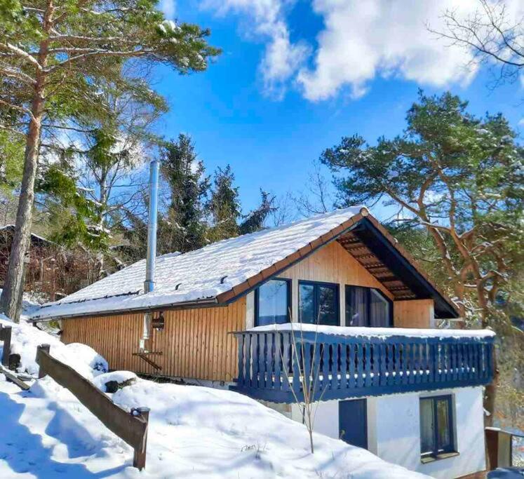ein Haus im Schnee mit Balkon in der Unterkunft stilvolles und komfortables Chalet mit Weitblick in Ebenfeld