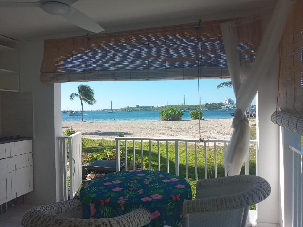vista sulla spiaggia dal portico di una casa di Just in paradise a Baie Nettle