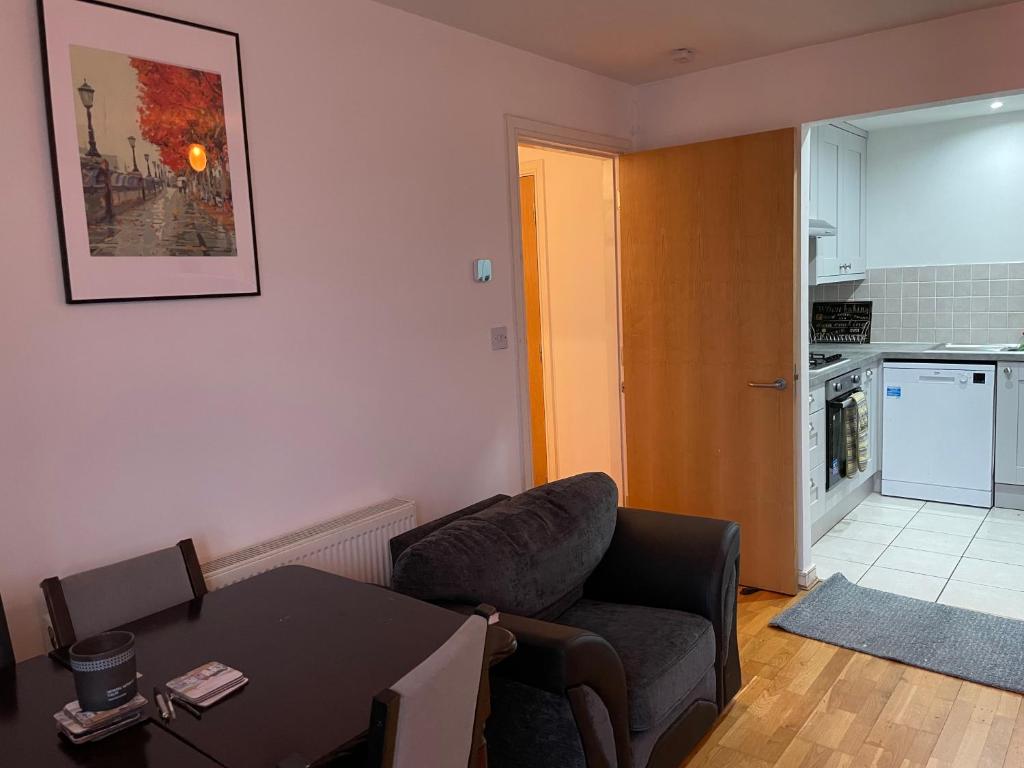 ein Wohnzimmer mit einem Sofa und einem Tisch in der Unterkunft Two bed fully furnished apt in Dublin